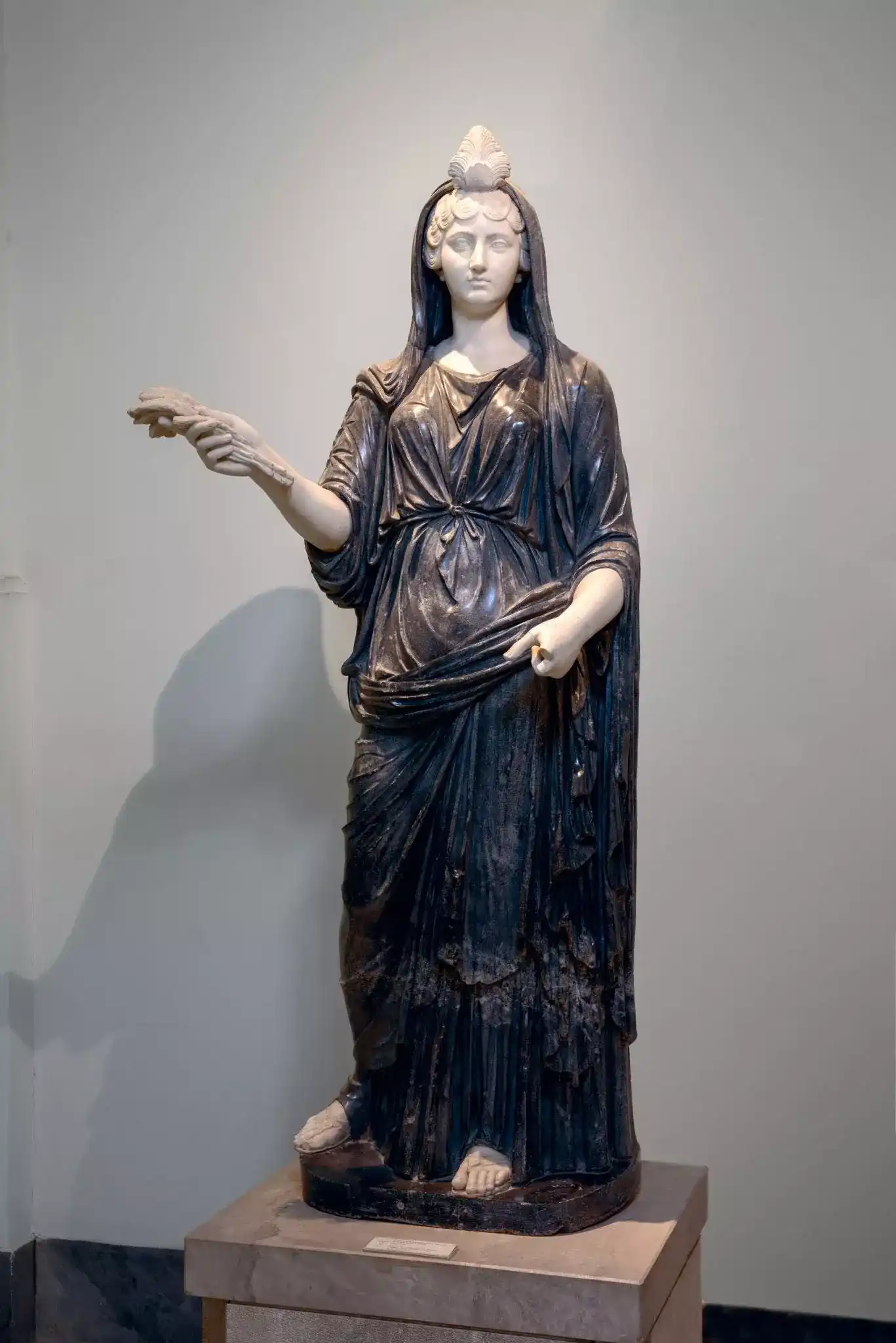 Estatua clásica de la diosa Isis con un velo, representando los misterios de la naturaleza