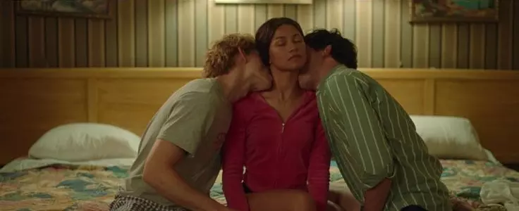 dos hombres un una chica en la intimidad