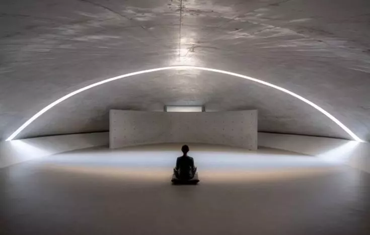 persona meditando espacio de ritual sagrado