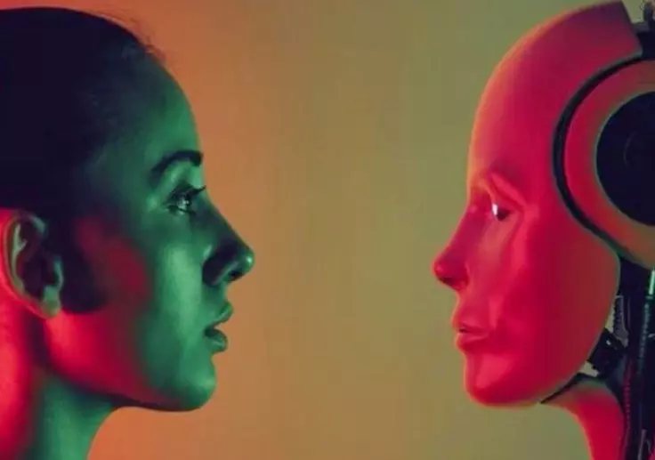 humano y inteligencia artificial mirandose fijamente
