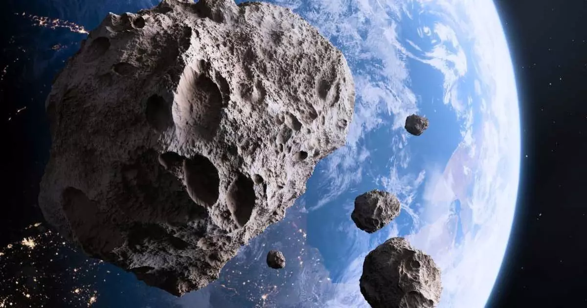Foto de una asteroide con el perfil del planeta de fondo