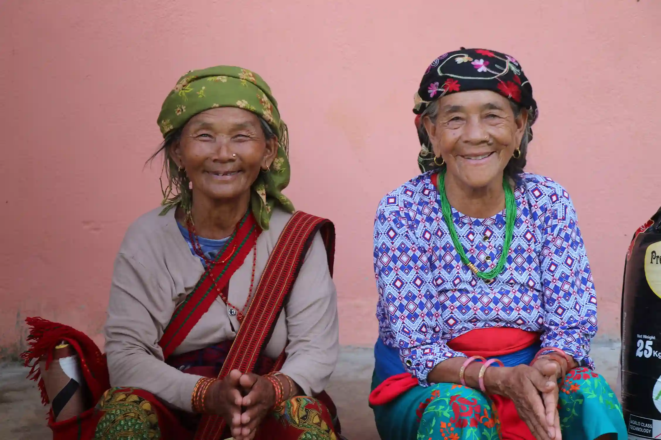 ancianas sonriendo a la camara