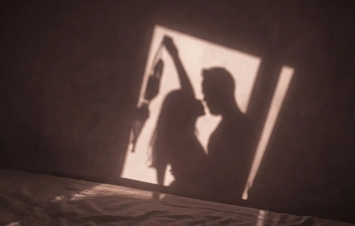 Fotografia de la silueta en la pared de una pareja desnuda