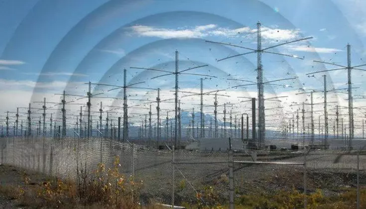 Instalaciones del HAARP emitiendo ondas