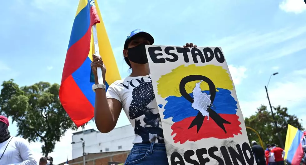 Bandera de Colombia alzada por protesta en contra de asesinatos en Colombia