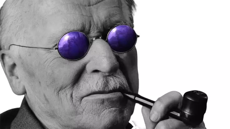 Carl Jung, con lentes y pipa 'farmeando aura'