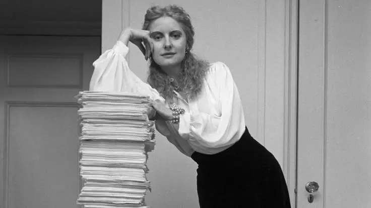Shere Hite posando con libros