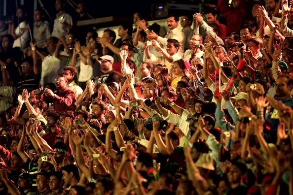 Multitud de personas asombradas