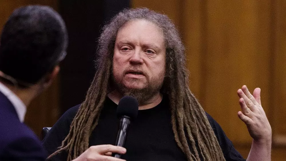 Jaron Lanier hablando al publico con microfono en mano