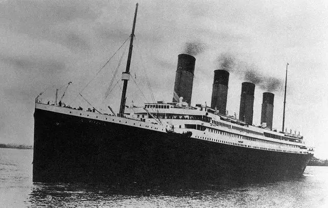 Barco del titanic atracado