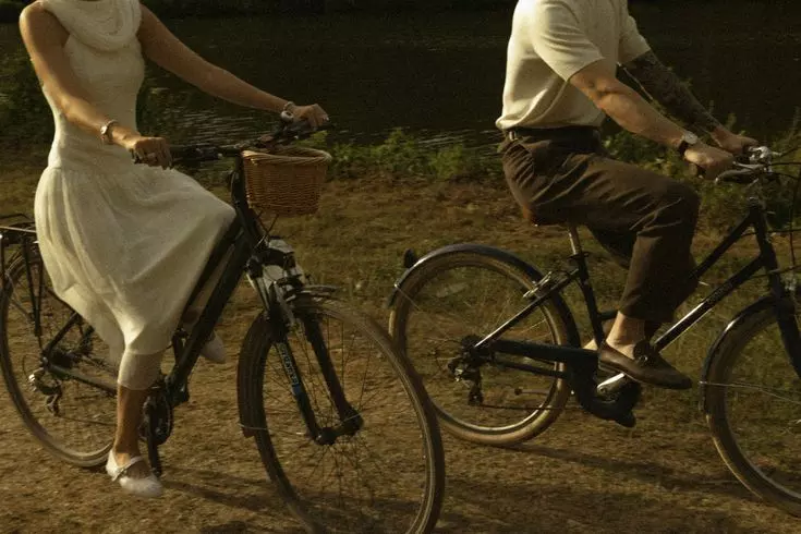 Pareja de novios en bicicleta
